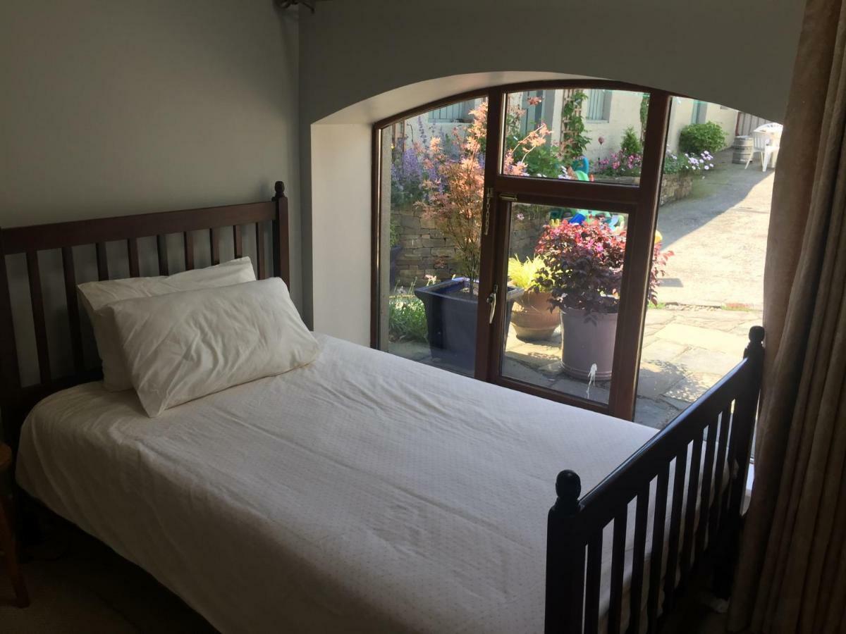 Carey'S Bar & Farmhouse Kilkenny Border Oldleighlin Экстерьер фото